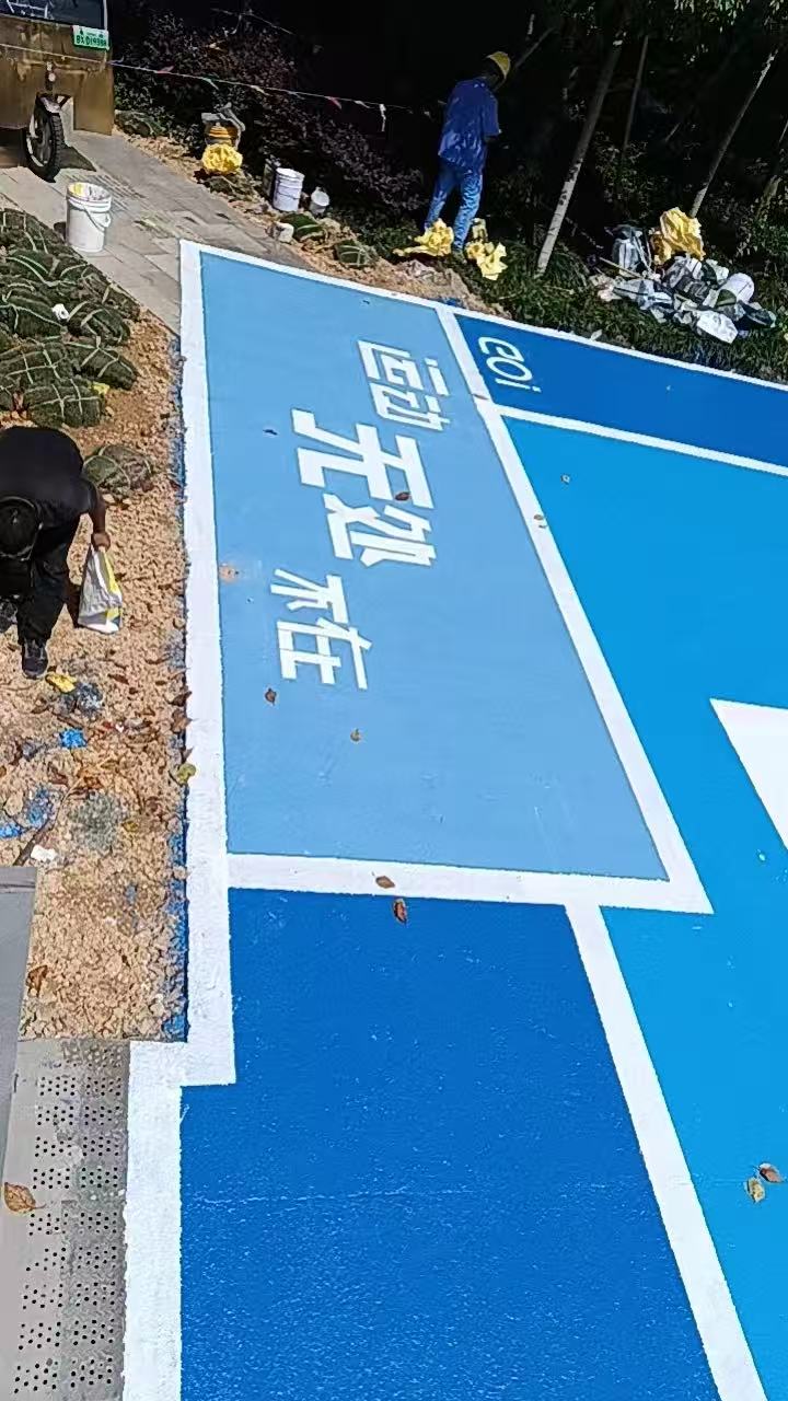 道路养护与彩色标线施工现场