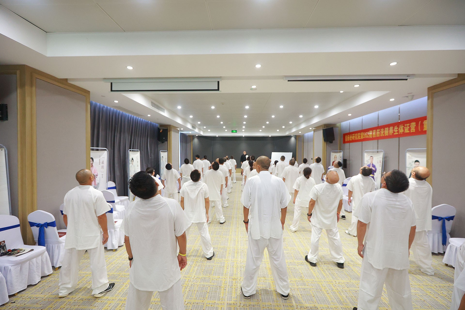 传统养生功法教学场景