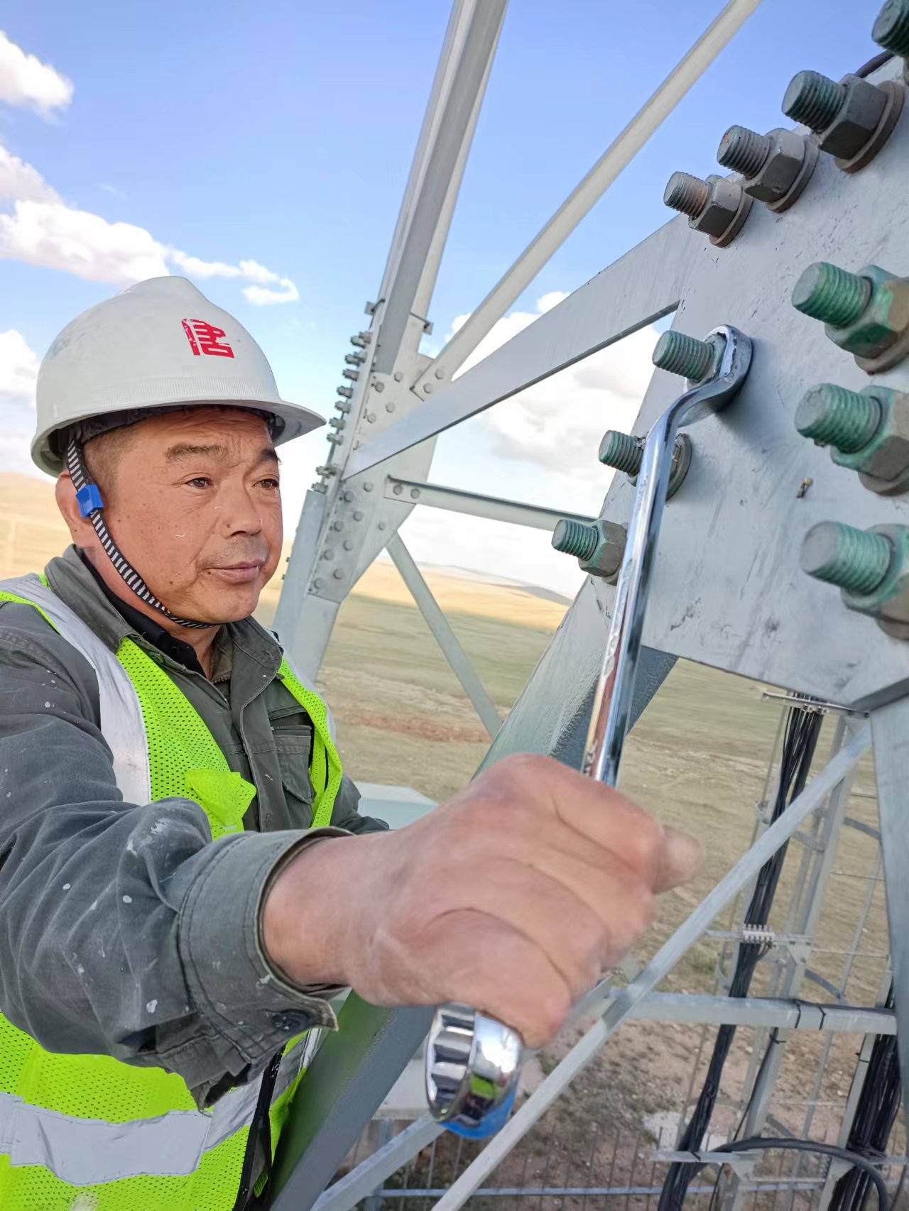广播电视发射塔防腐除锈作业现场