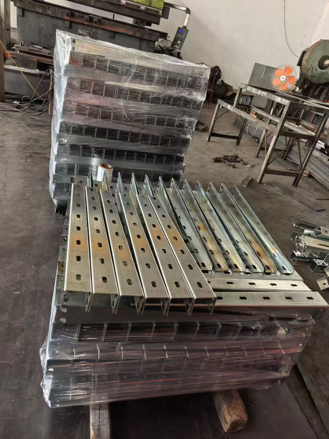 专业钢材加工车间实景