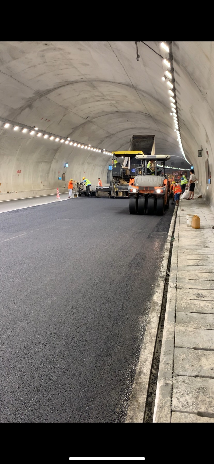 彩色透水路面养护施工现场