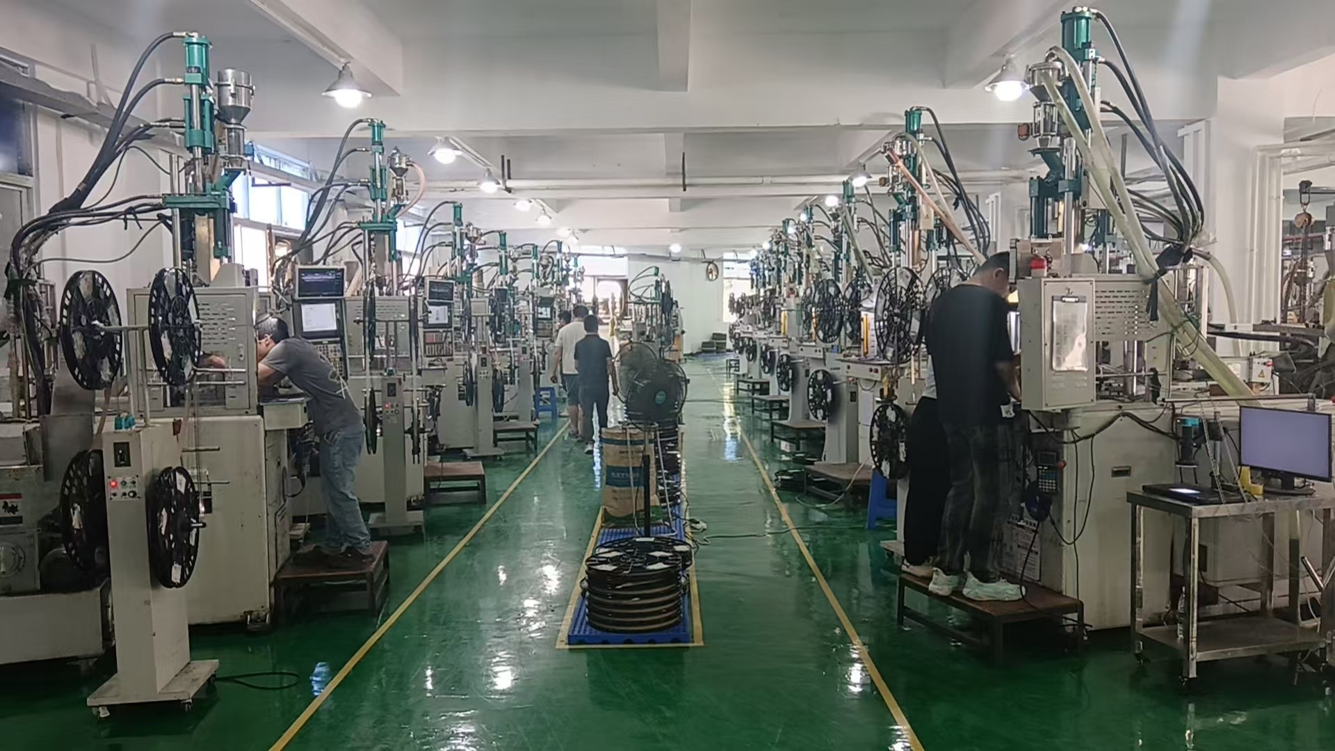 东莞硅胶注塑机生产现场