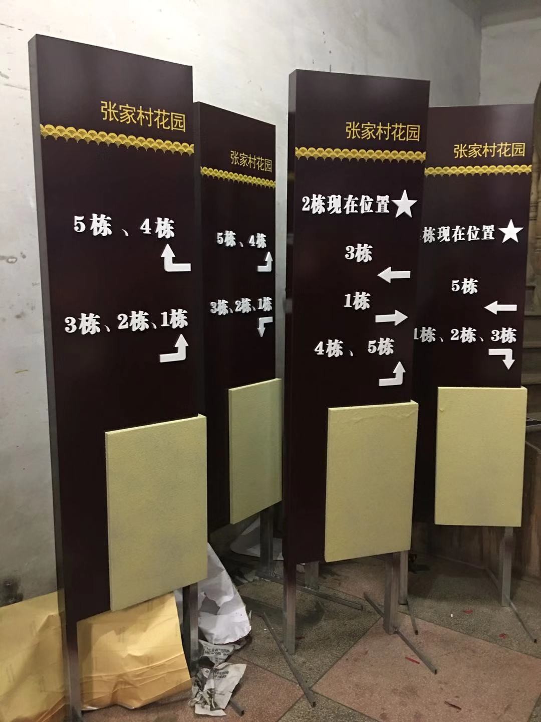 站台落地灯箱结构示意