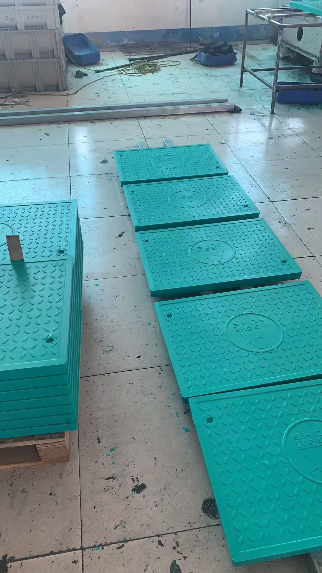 Insulated flame-retardant cable trench cover