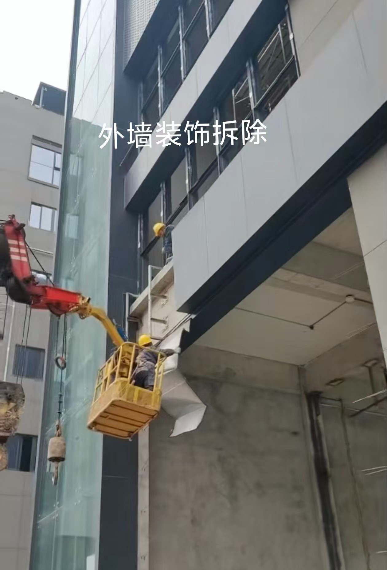 重庆地区建筑拆除与清运作业现场