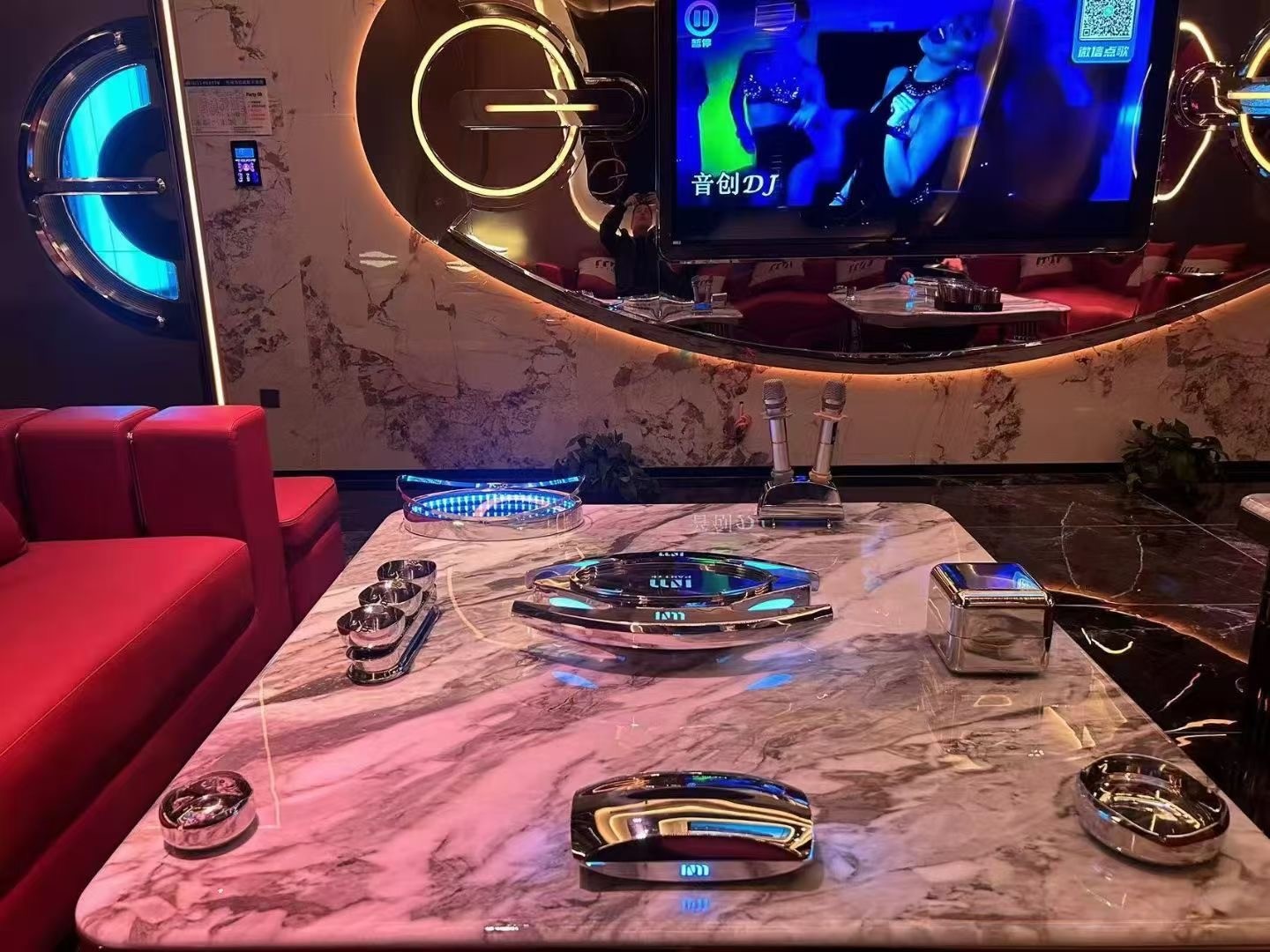 酒吧洋酒展示底座实物与搭配效果