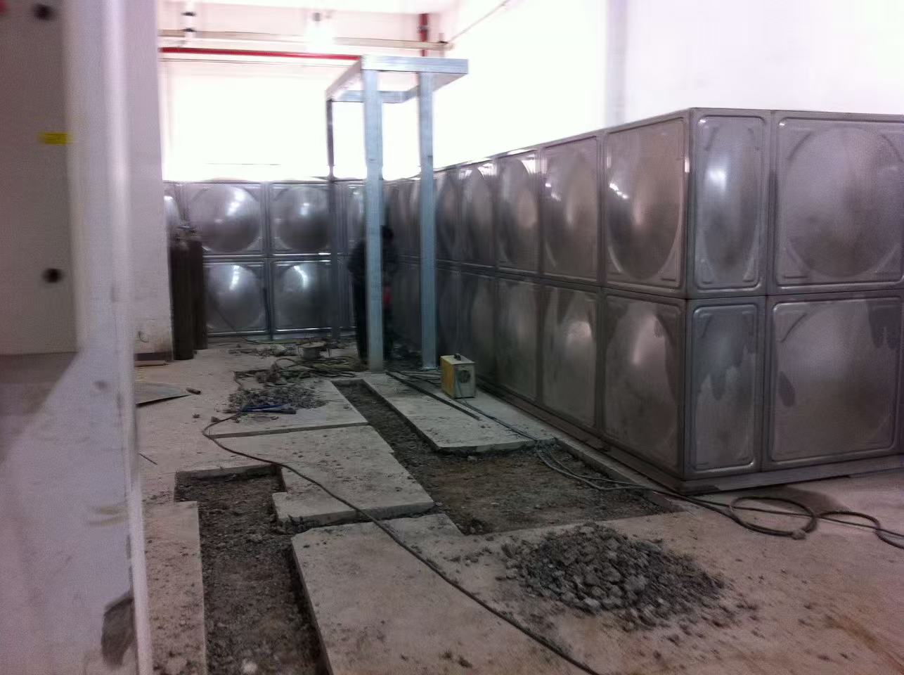 不锈钢异形水箱安装实景