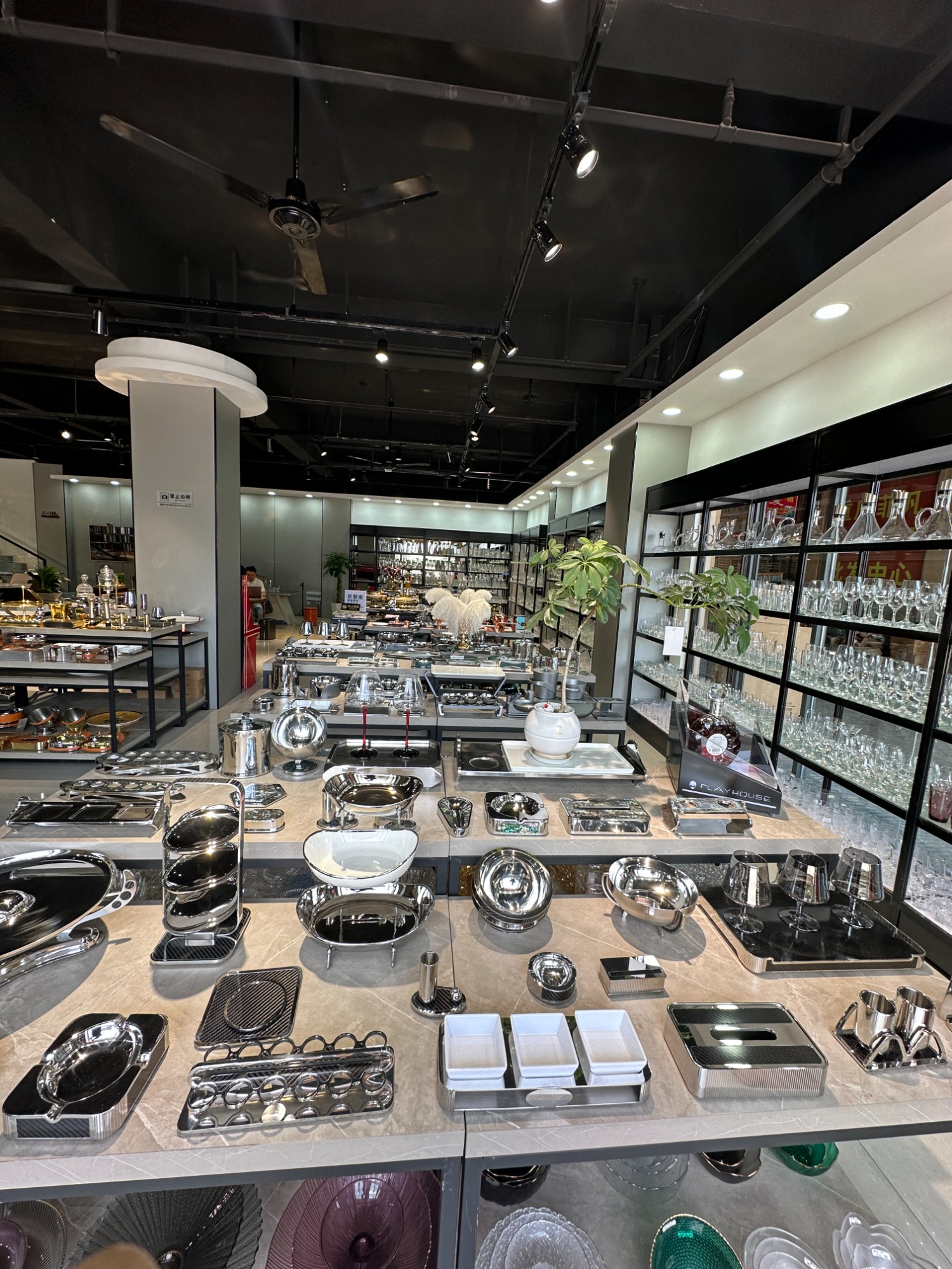 酒吧夜场发光出酒摆件展示