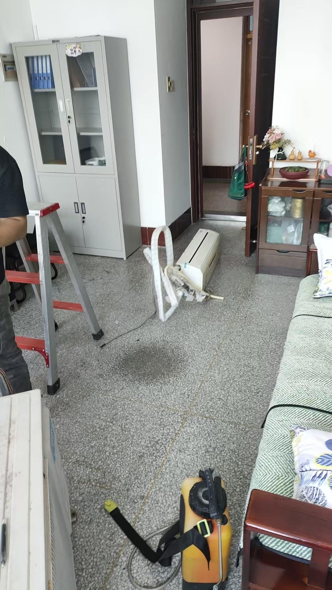 风管机现场检测与保养作业