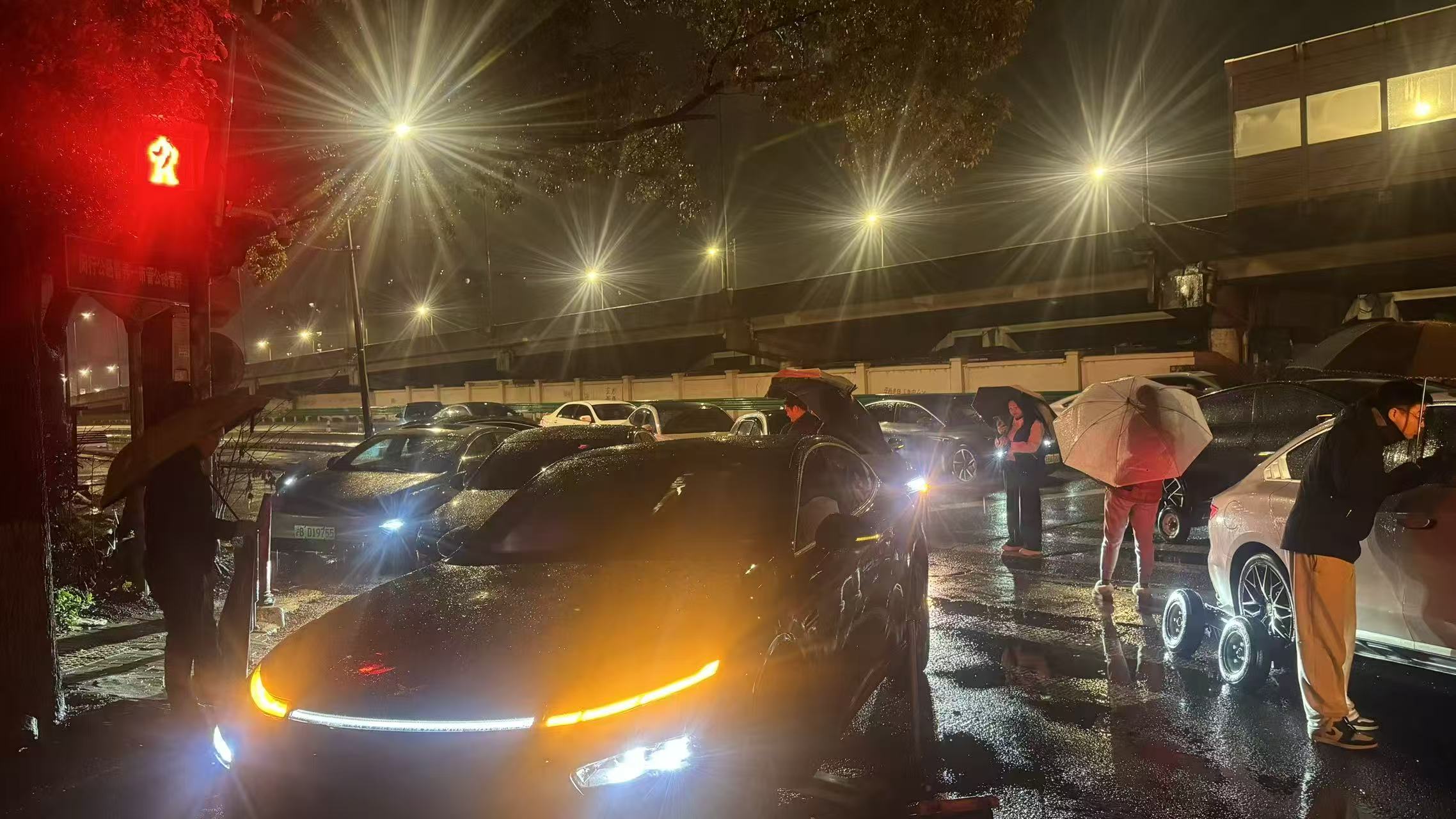 汽车导航维修现场作业场景