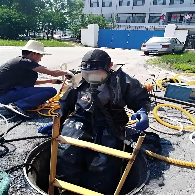 市政管道疏通作业现场