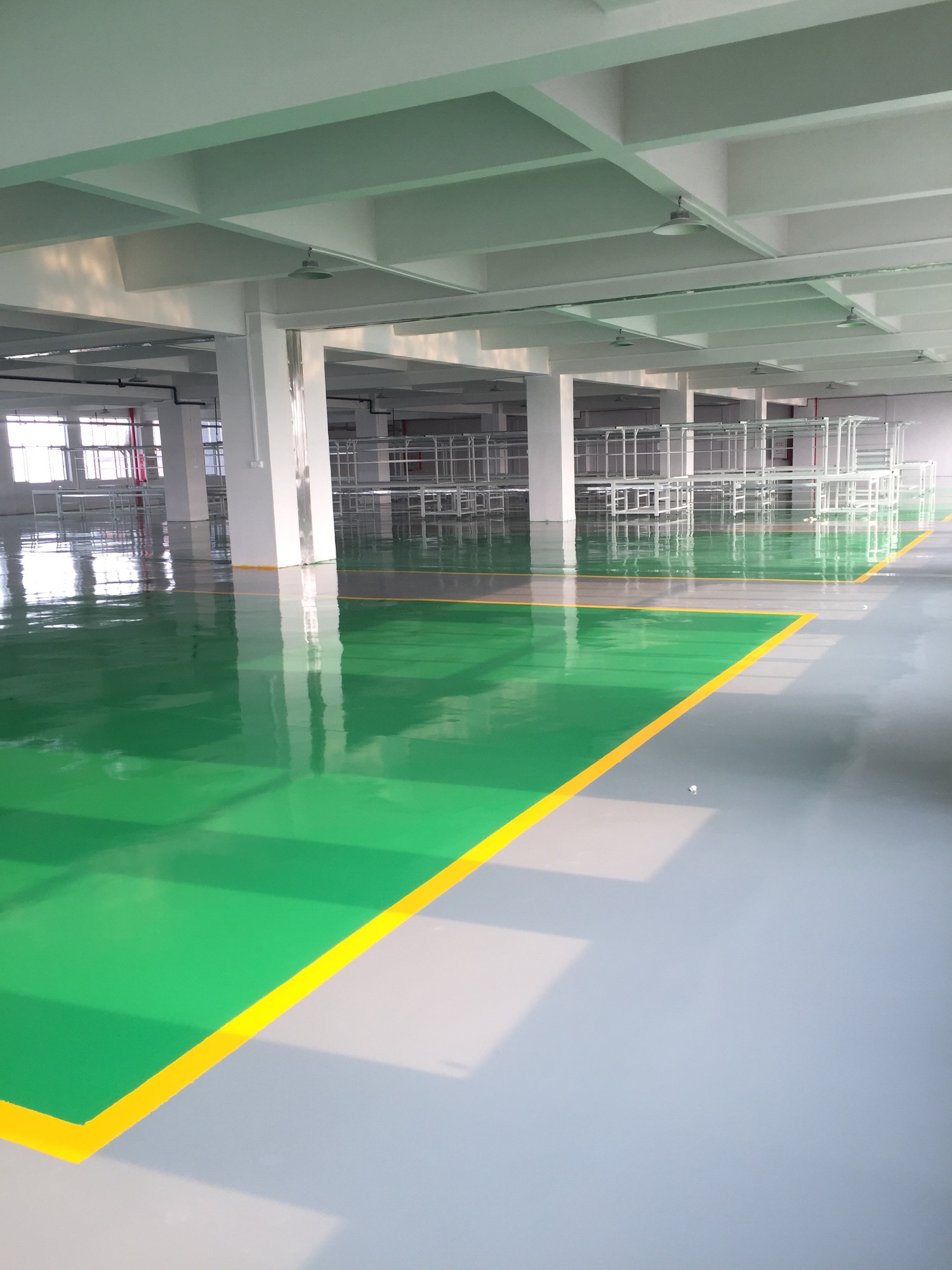专业地坪施工团队正在进行精密打磨