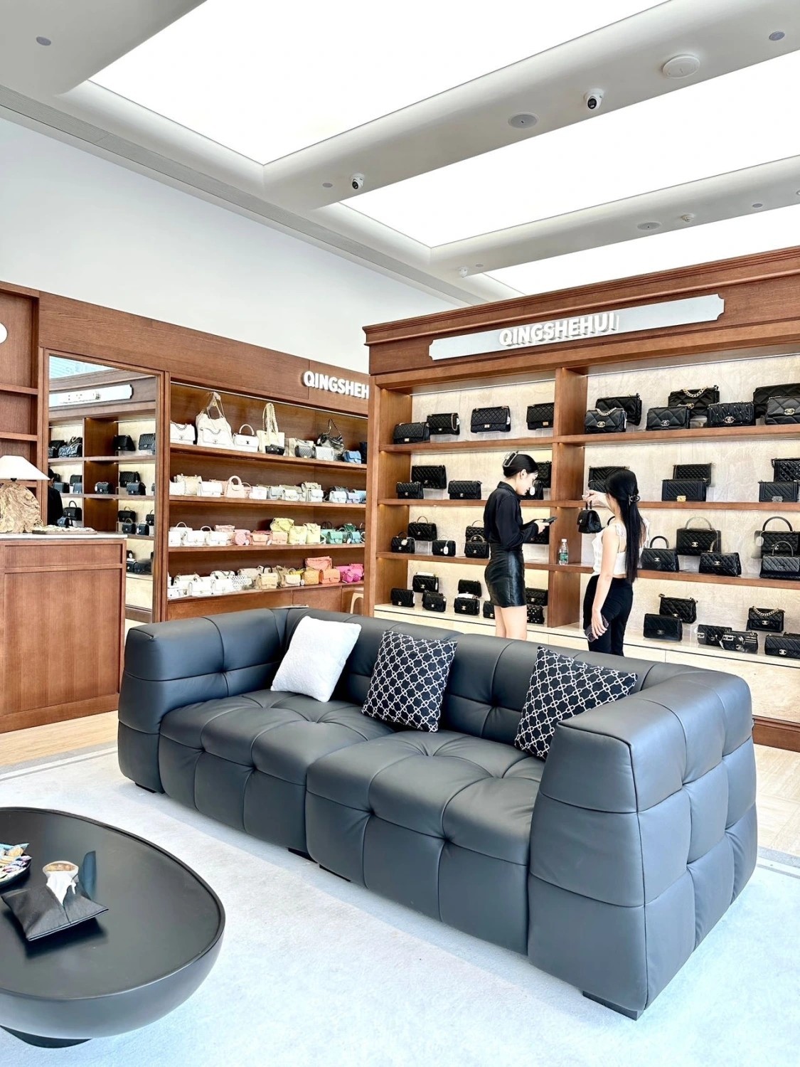 青奢名品实体展厅实景