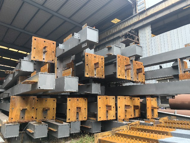 仓库钢结构施工现场