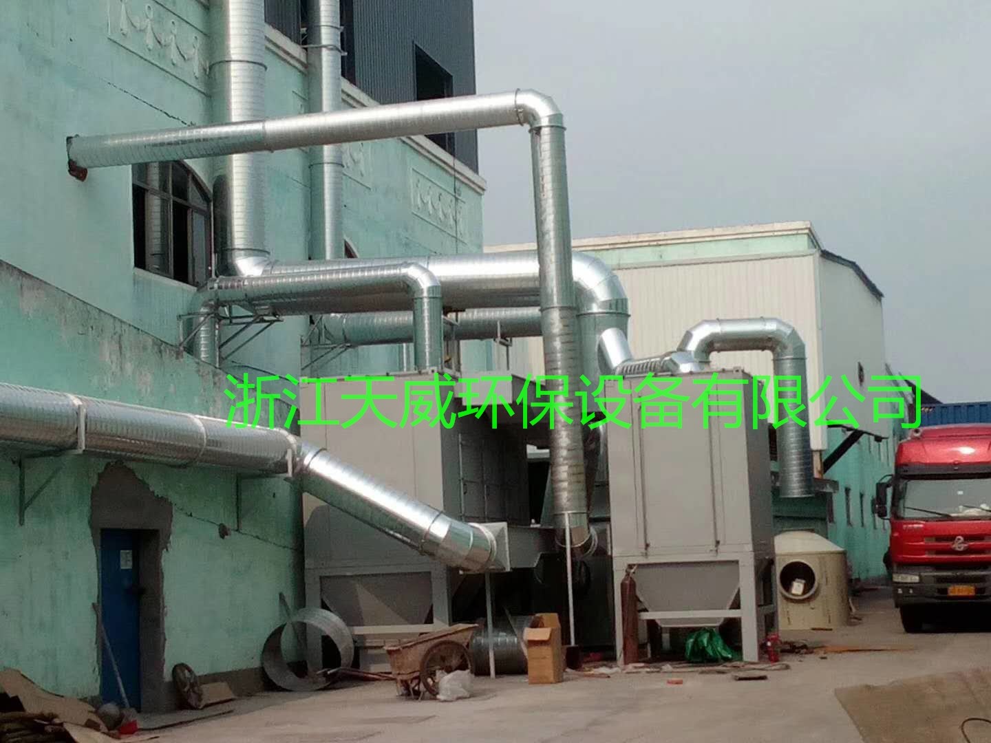 中频炉布袋除尘器内部结构与气流走向示意图