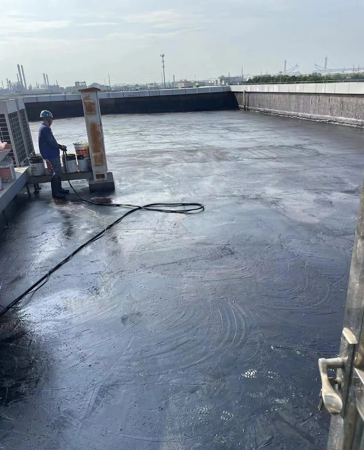 阳台防水施工现场