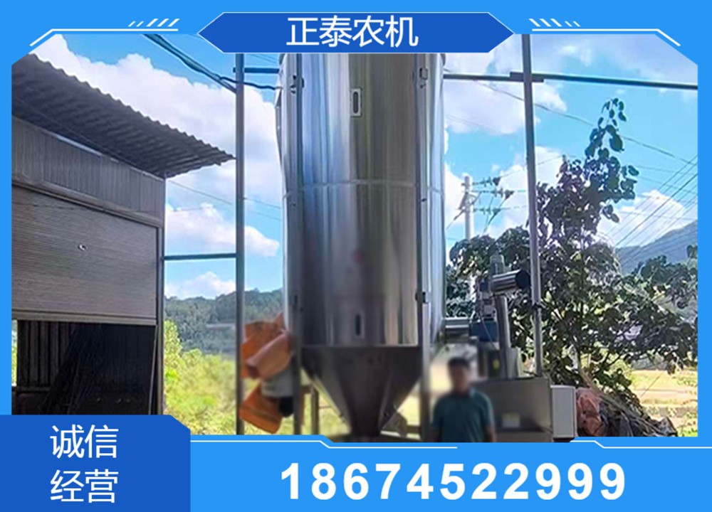 联合收割机山地作业场景