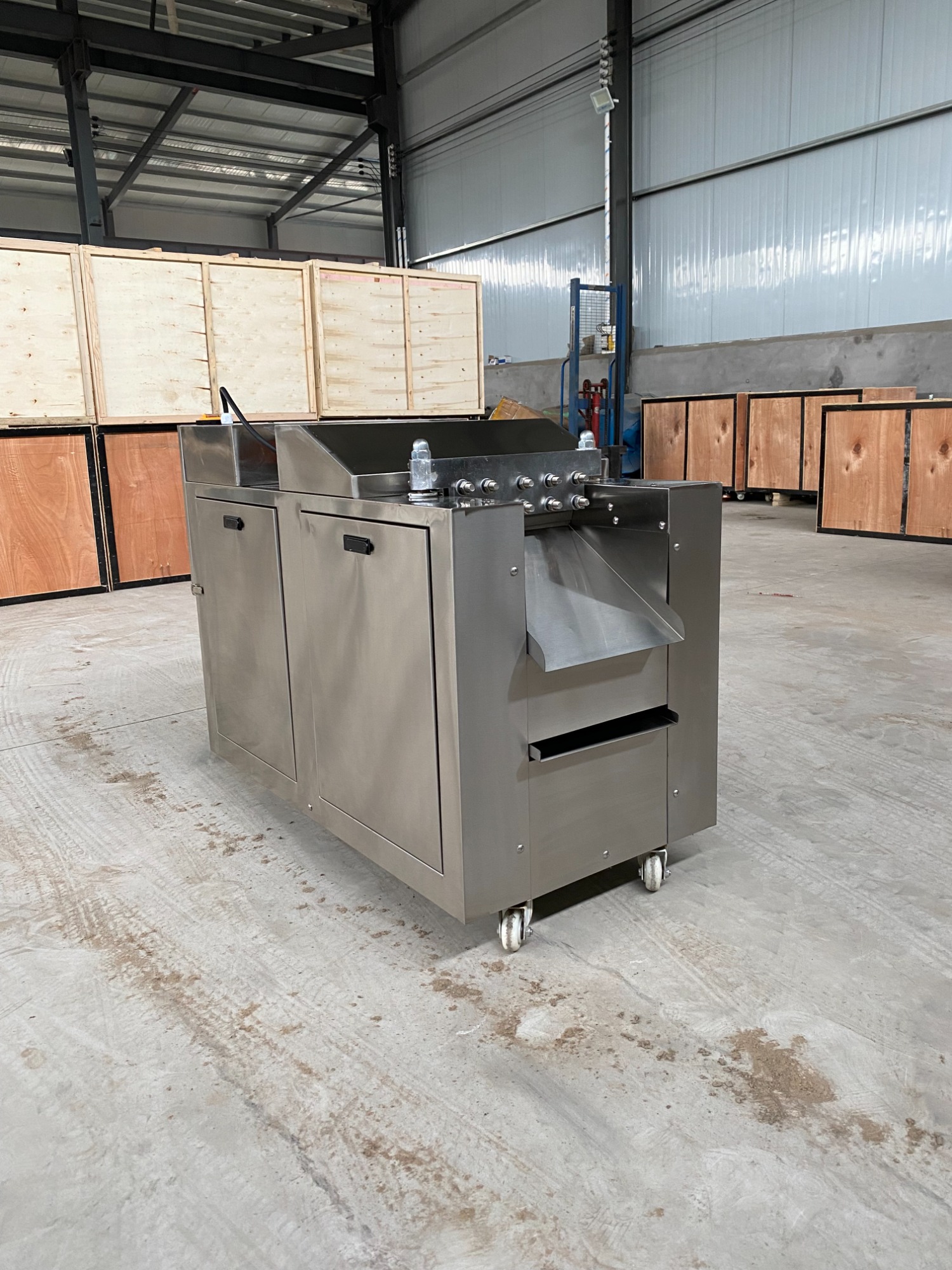 Multi-functional chicken cutting machine in production