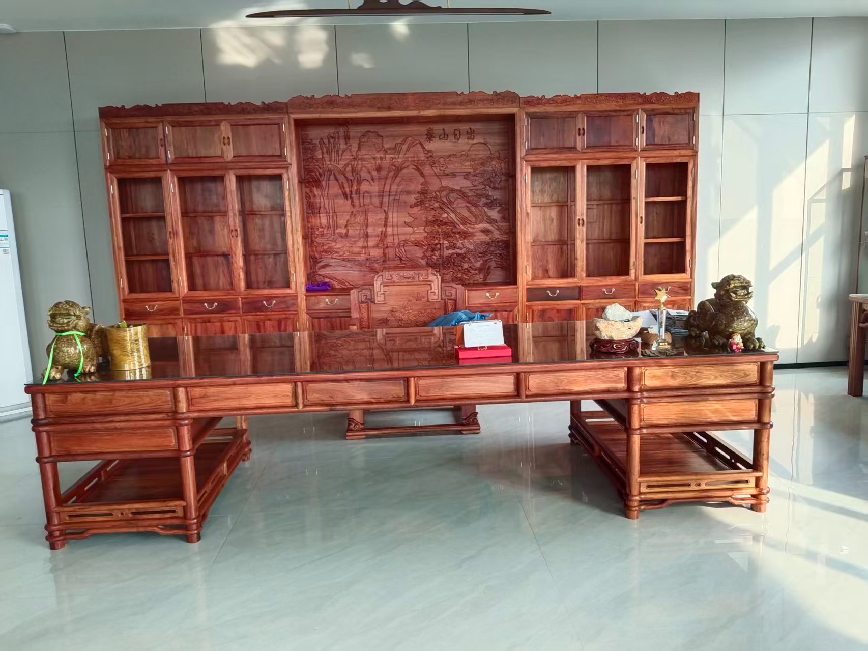 红木家具手工制作场景