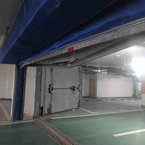车库卷闸门施工场景