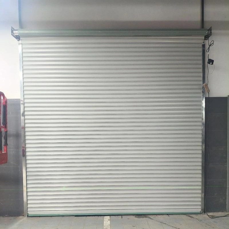 车库卷帘门安装维修现场