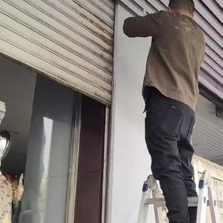 车库卷闸门维修场景