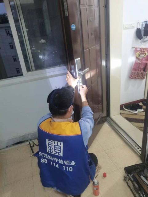 防盗门锁具结构示意