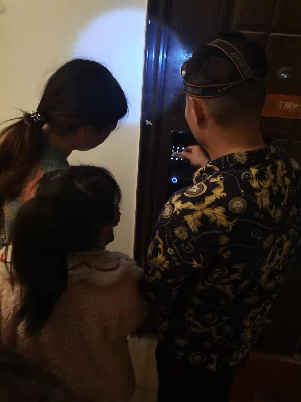 防盗门换锁作业示意图