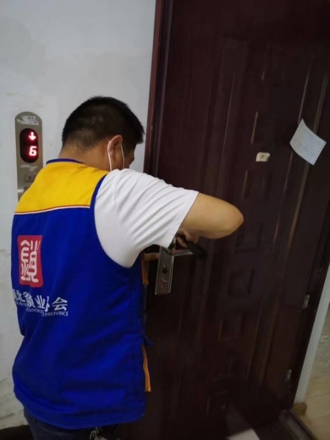 防盗门换锁作业现场