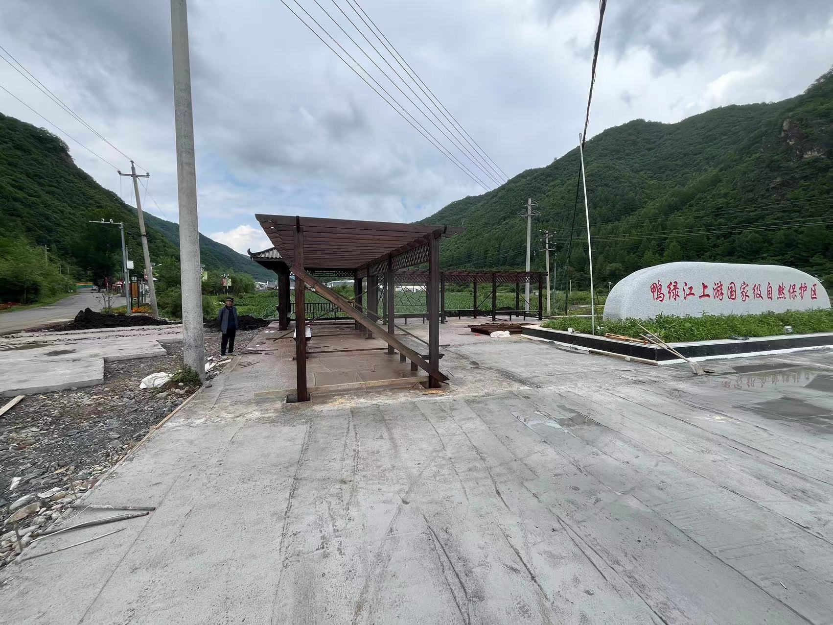 碳化木廊架施工实景图