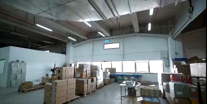仓储动线与智能分拣区