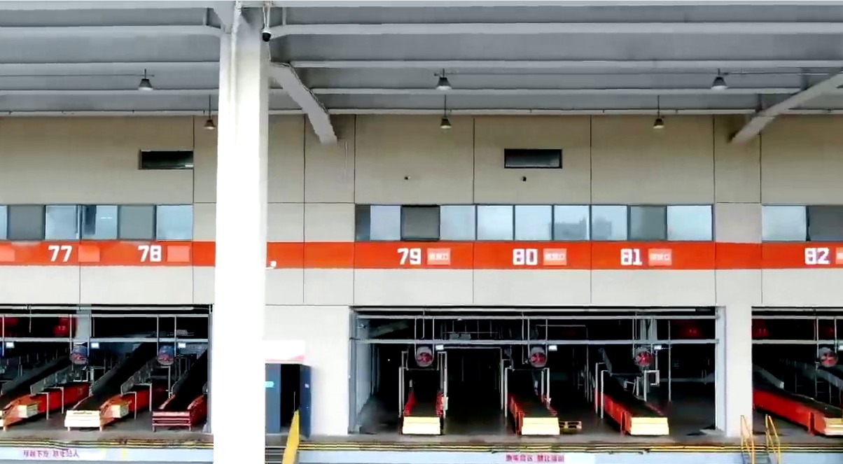 云仓现代化分拣流水线实景