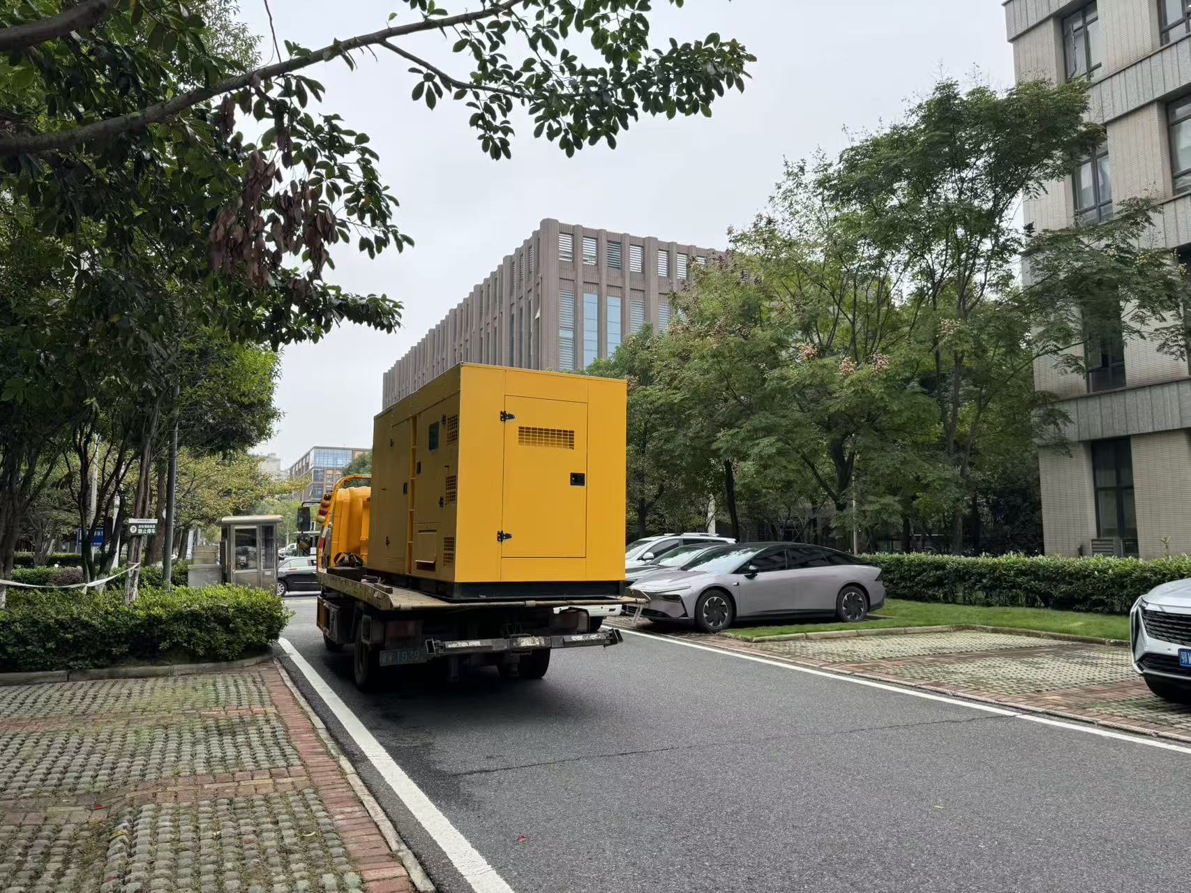 大型机组吊装转运实拍