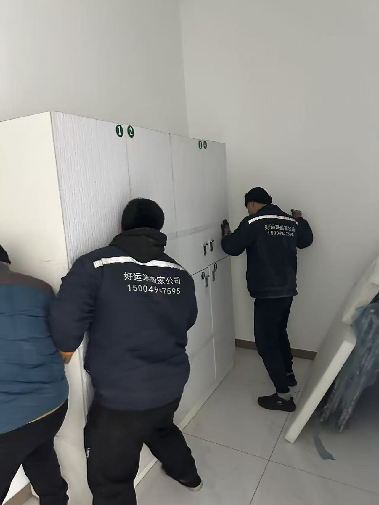搬家车辆与防护设备展示