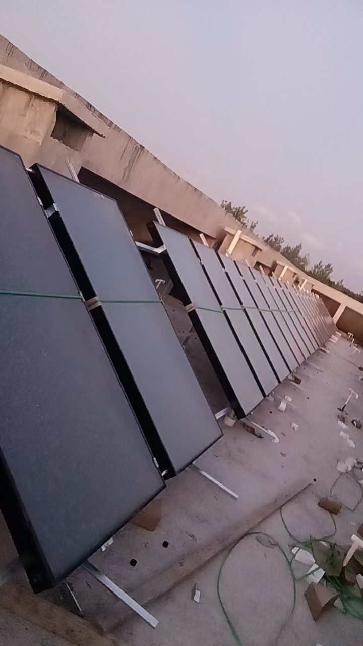 分体式太阳能热水系统施工现场
