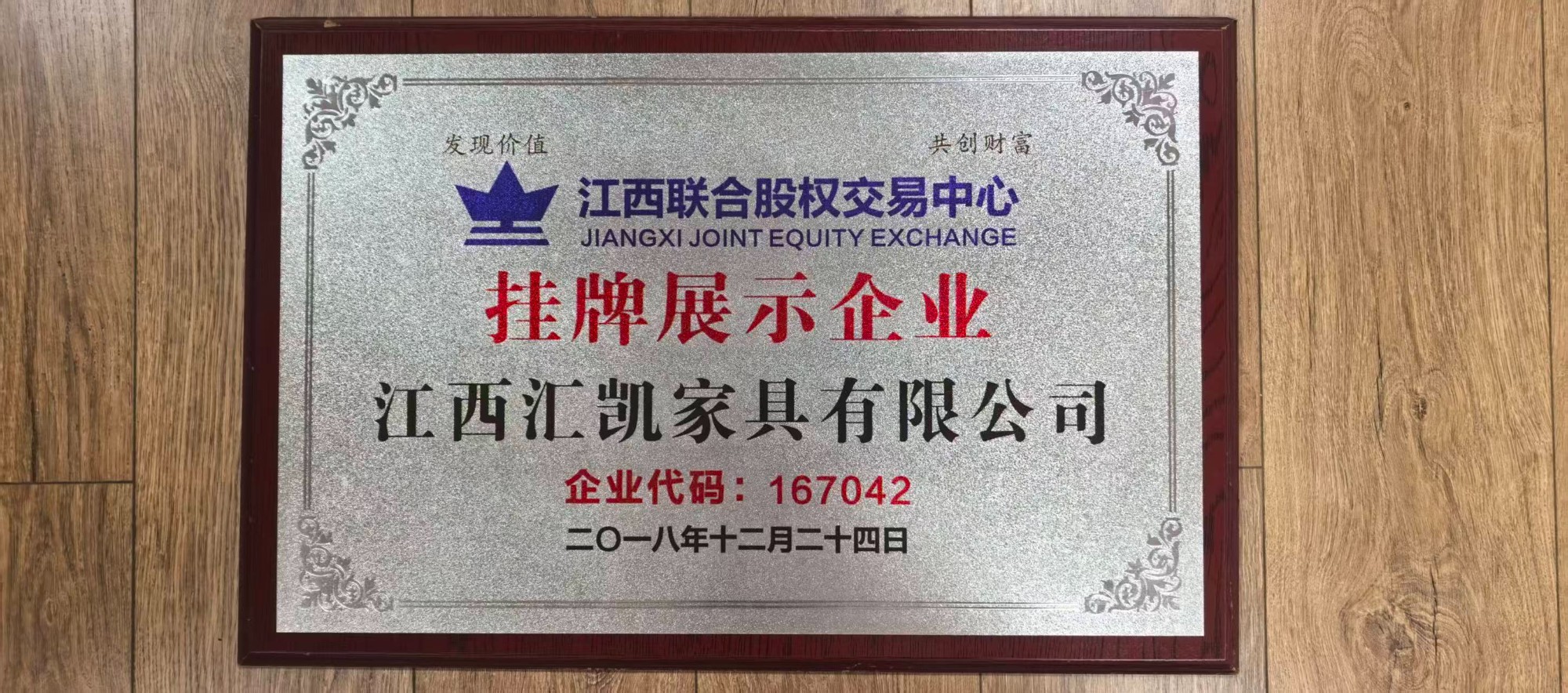 定制化衣柜与床头柜一体化实景