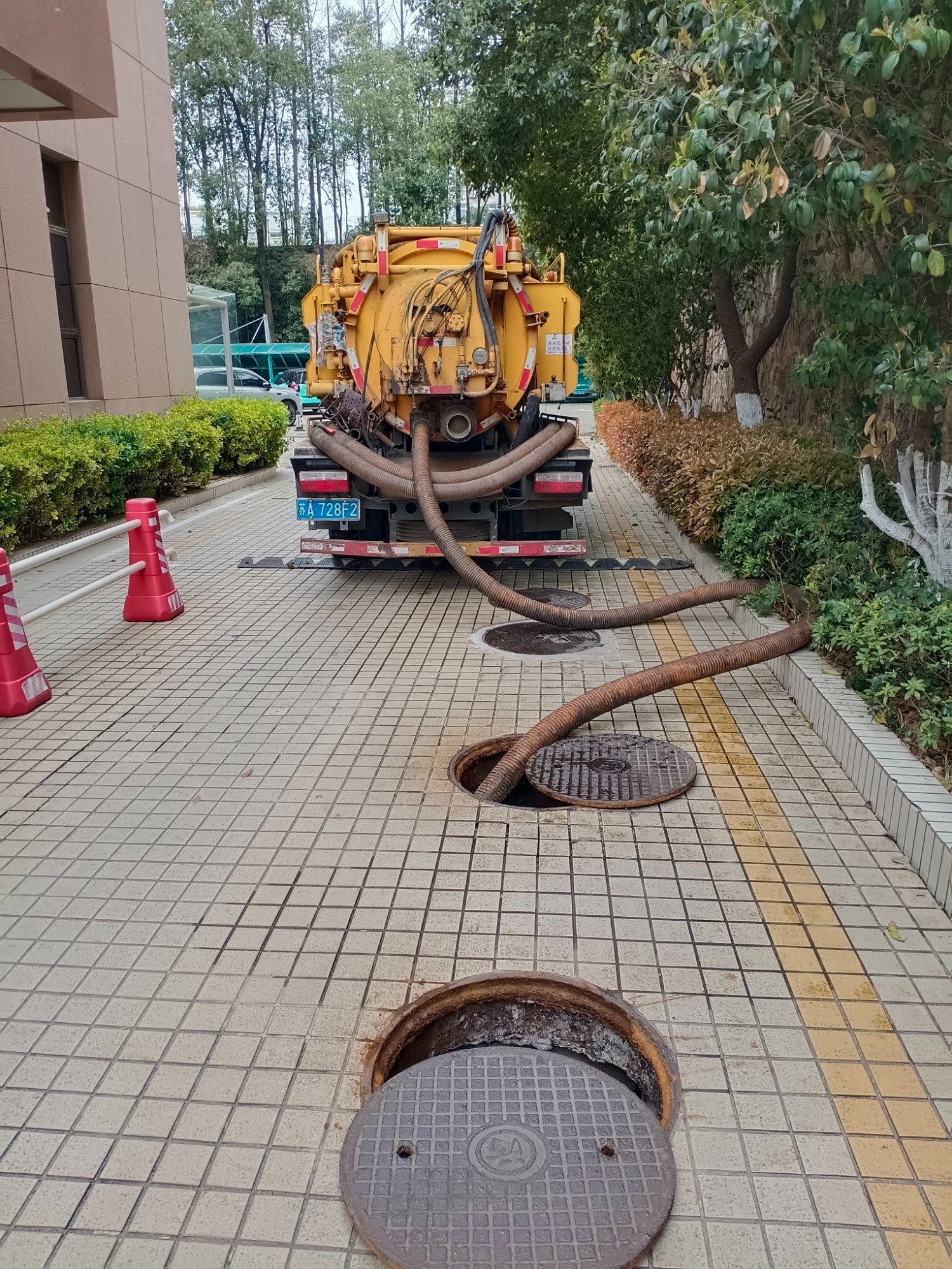 污水池清理作业现场