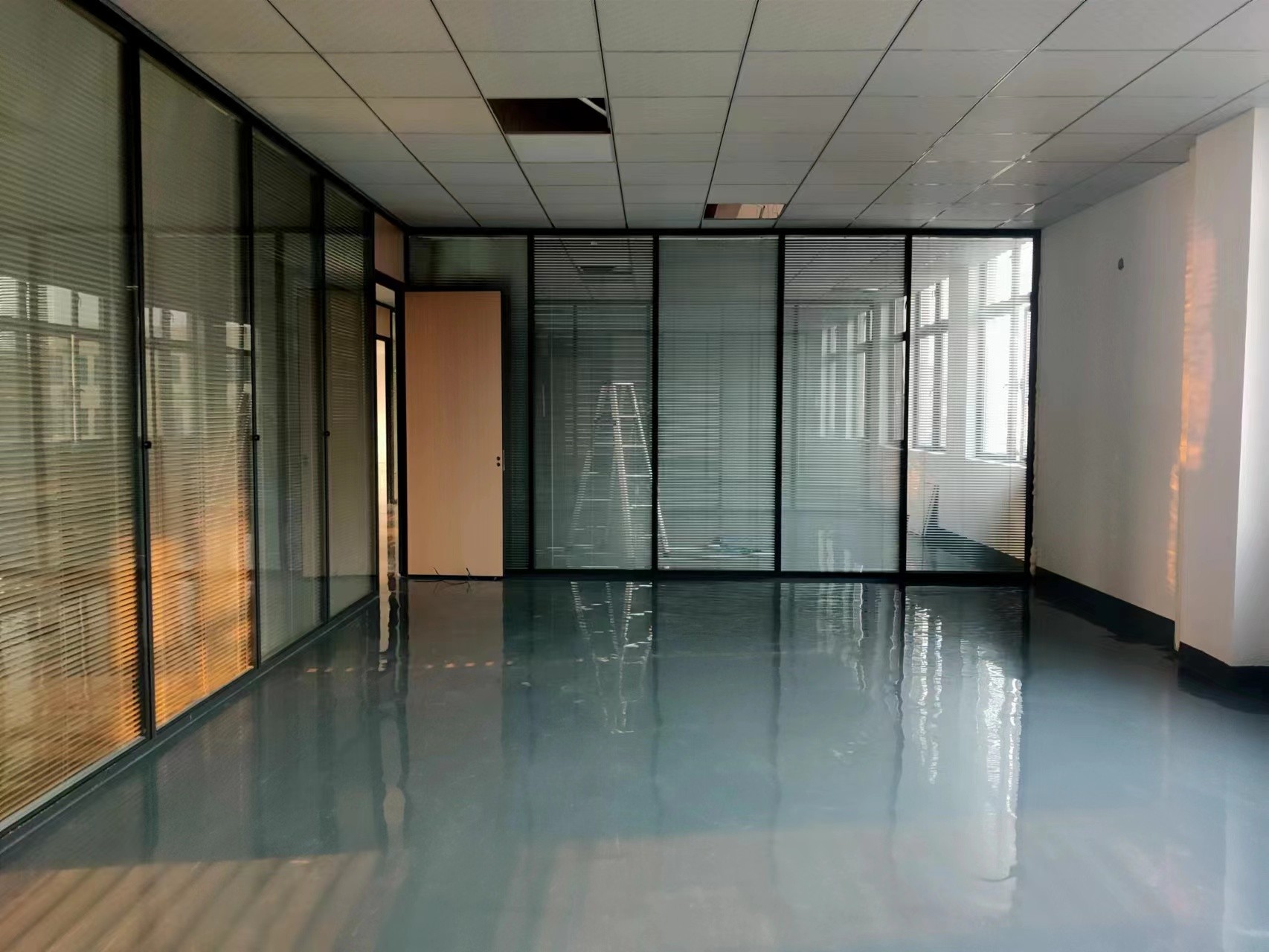 办公空间隔断应用示例