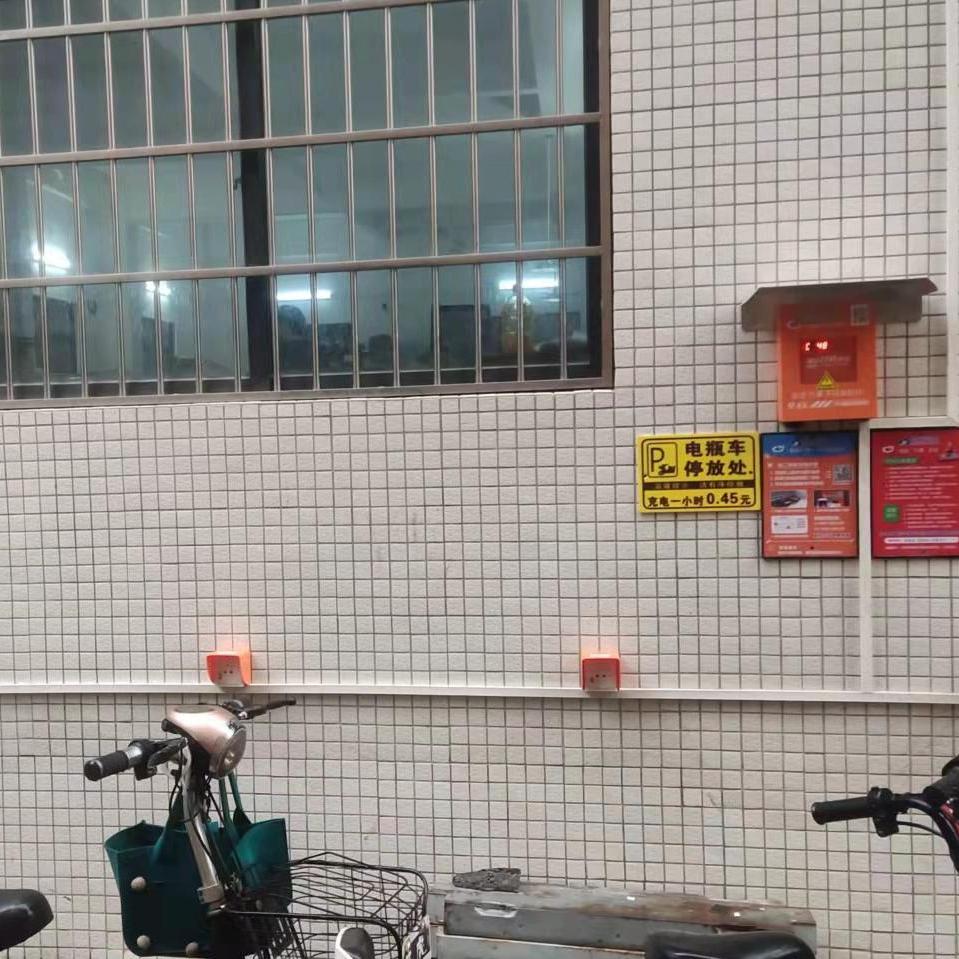 智能充电车棚实景图