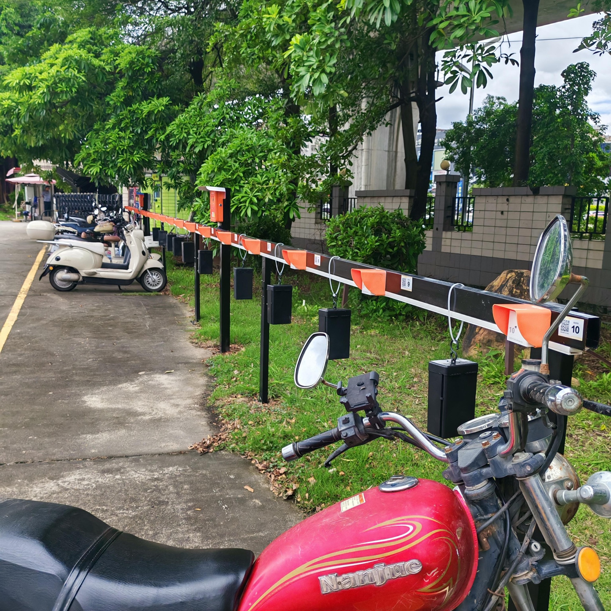 充电车棚实景