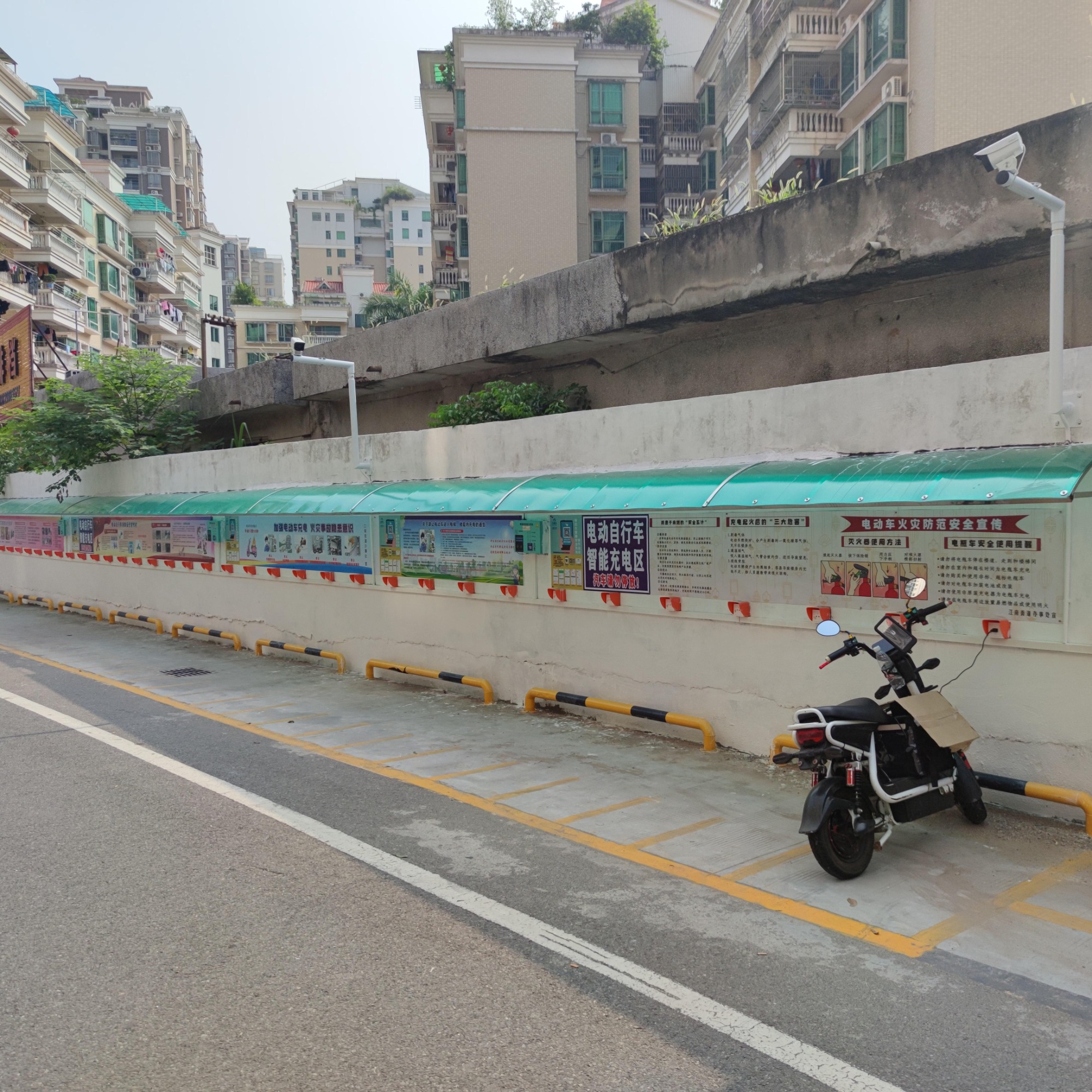 智能充电车棚实景