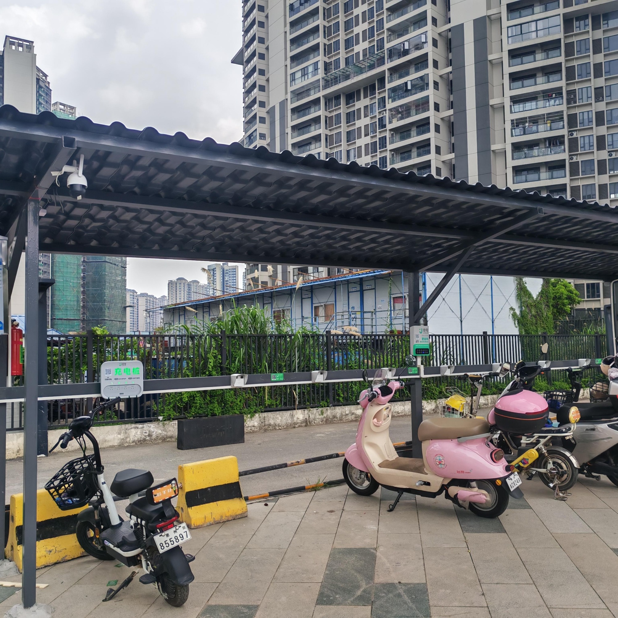 东莞电动自行车智能充电桩现场实景