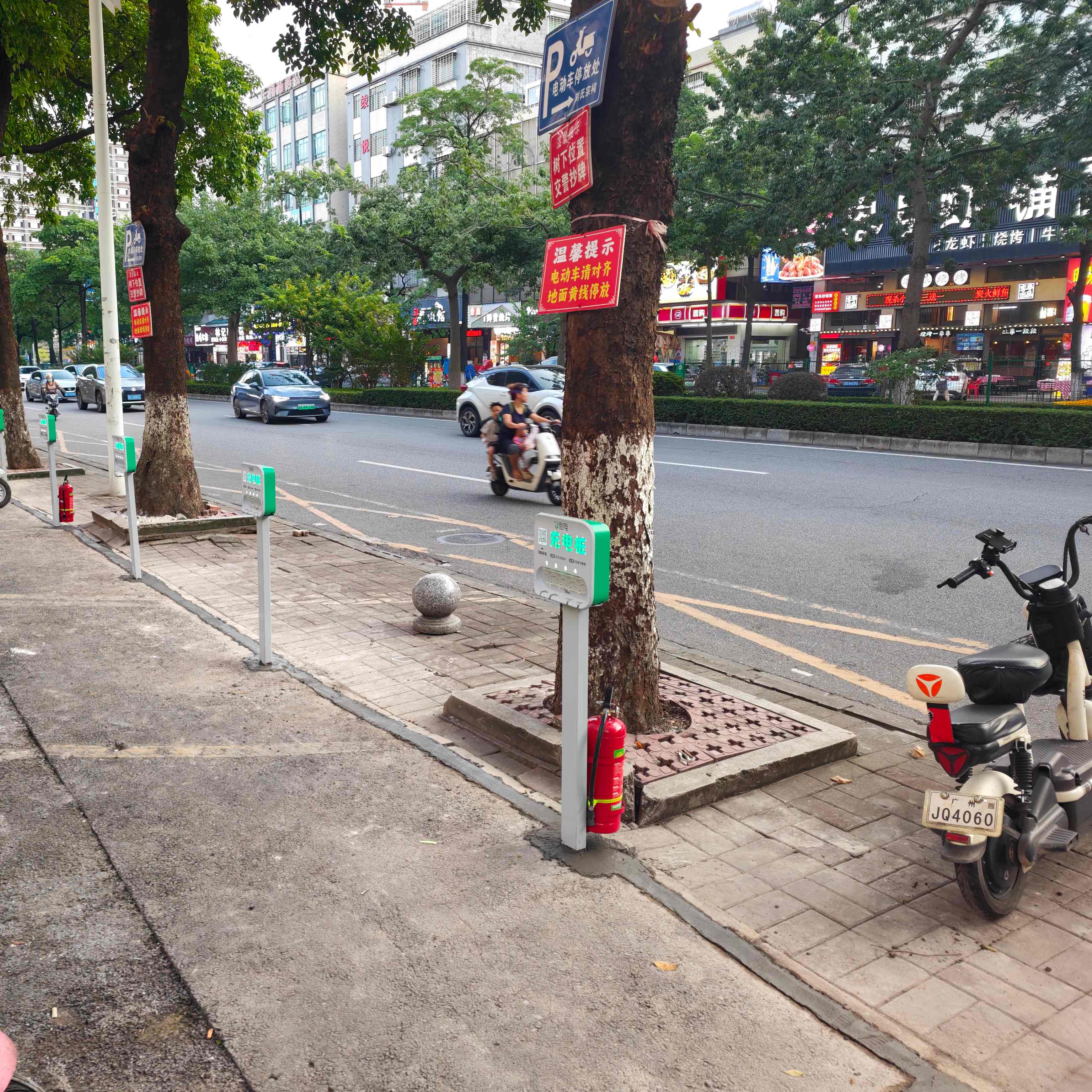 智能充电车棚实景图