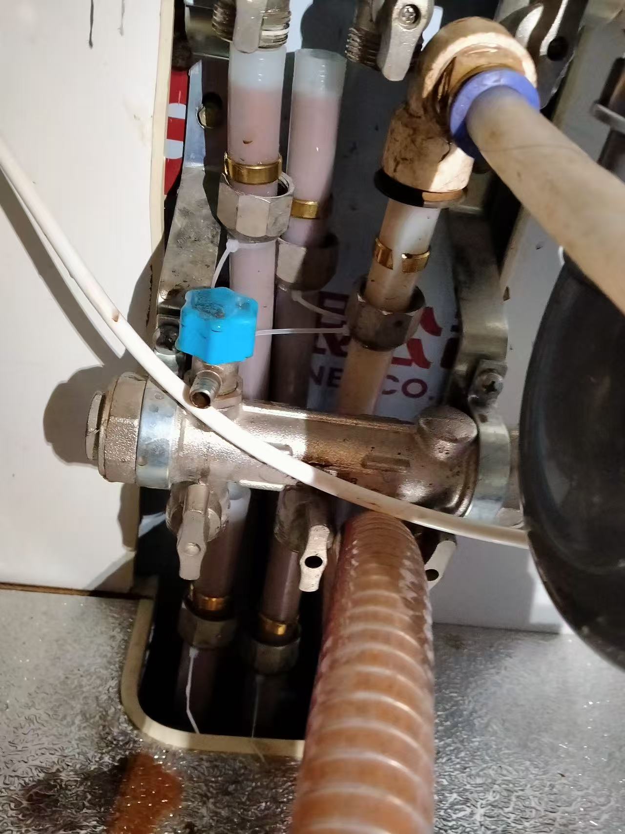 分水器安装与管路布局展示