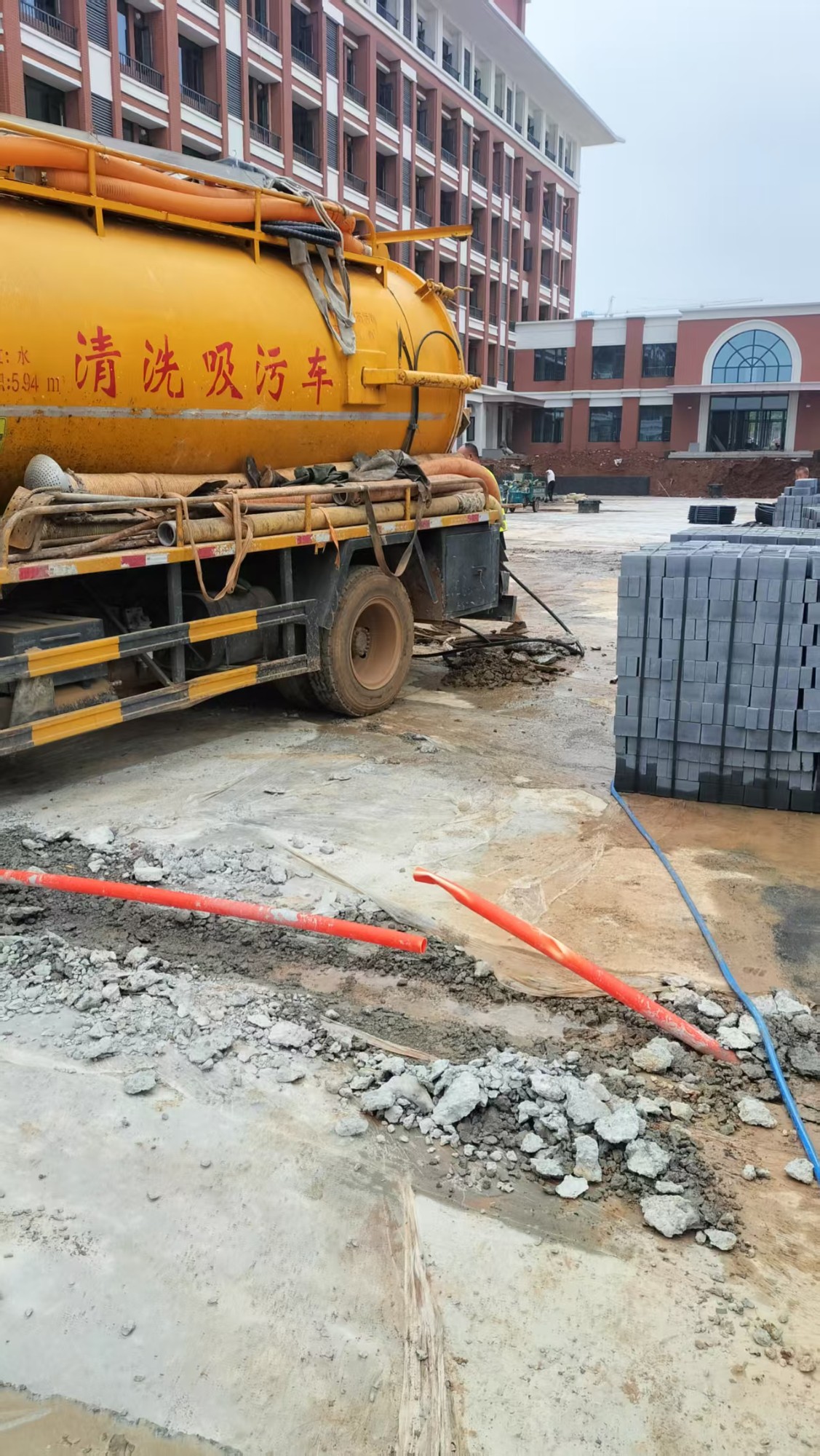 隔油池清理作业现场