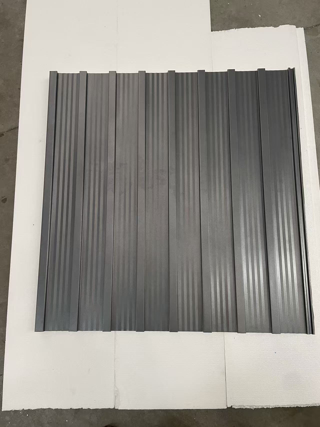 长城板隔热铝瓦生产实景