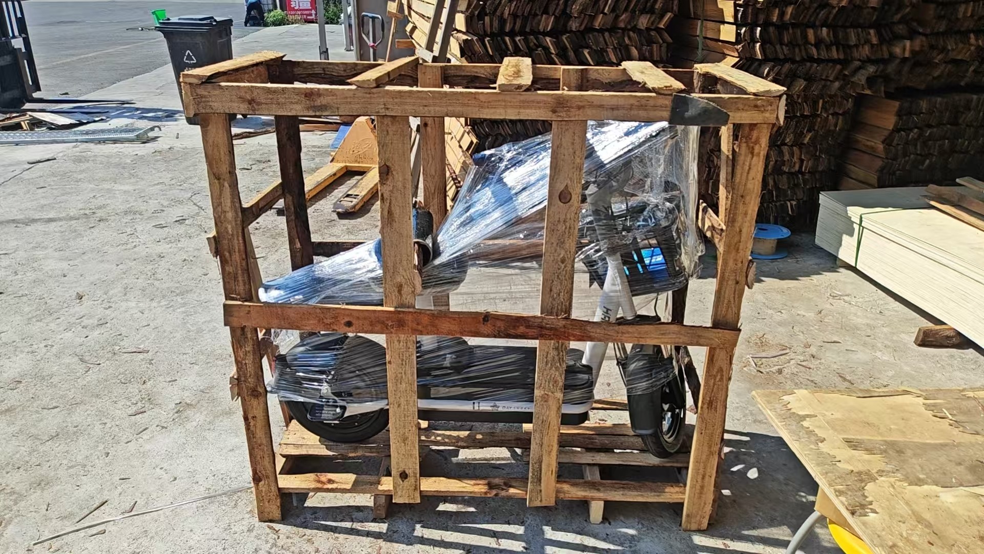 物流园区内货物整齐堆放等待发车