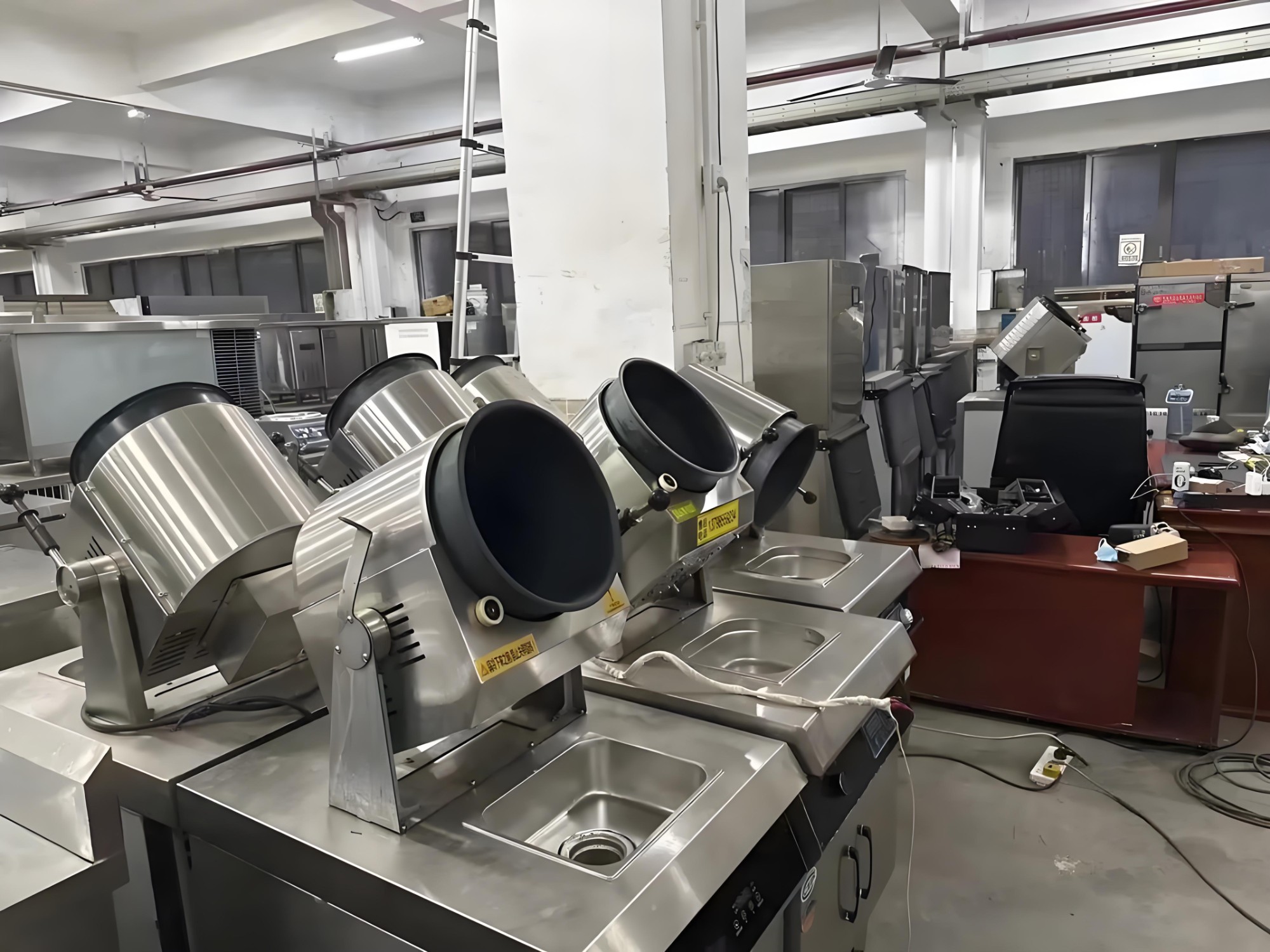 现场设备清点与过磅作业示意图