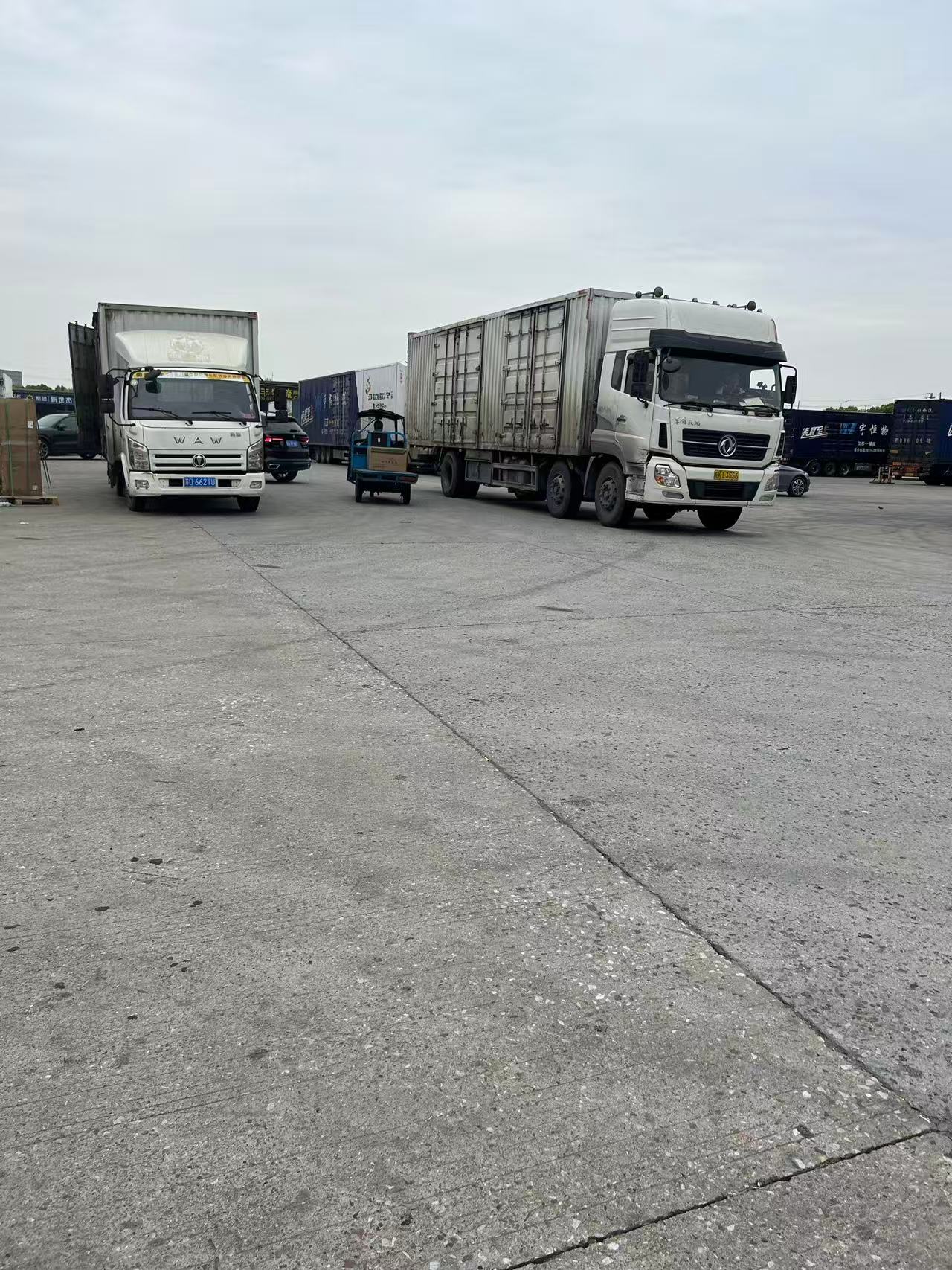 卡车行驶在高速公路上的实景图片