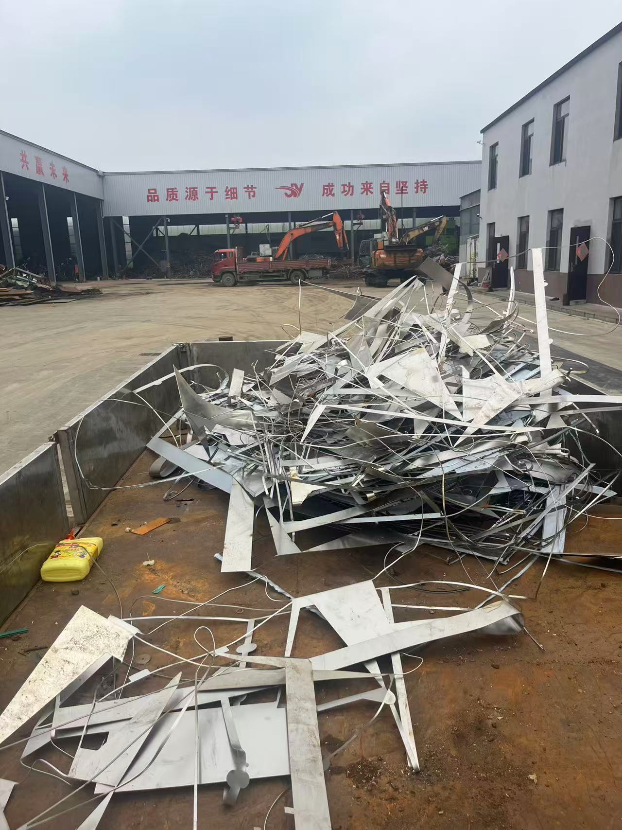 废铁回收分类现场